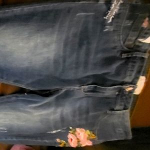 Angel kiss jeans with floral pattern sewn in
